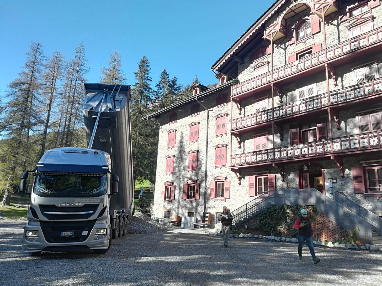 Consegna terra e ghiaia a Gressoney: soddisfazione del cliente